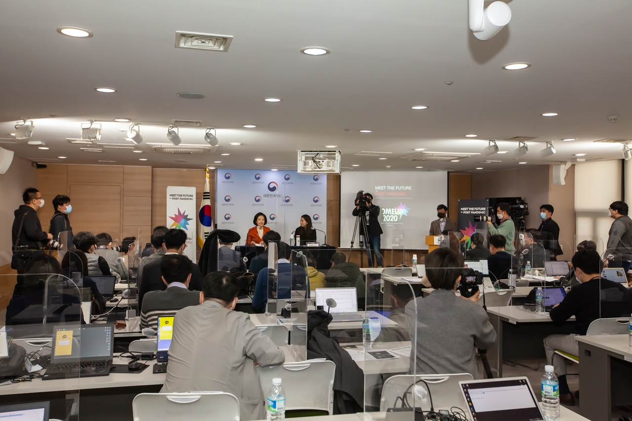 박영선 장관님이 연단에 앉아 말씀을 하고 계십니다. 옆에는 김슬아 조직위원장이 앉아 있으며, 수많은 기자진이 취재를 하고 있는 현장 사진입니다.