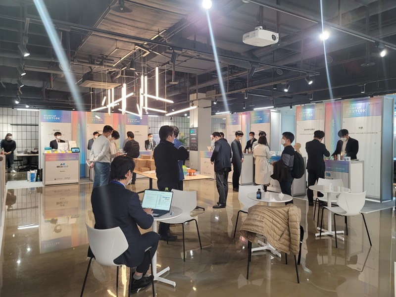 제2회 스타트업 넥스트콘' 행사가 개최되어 참석자들이 행사 부스를 방문하고 있다