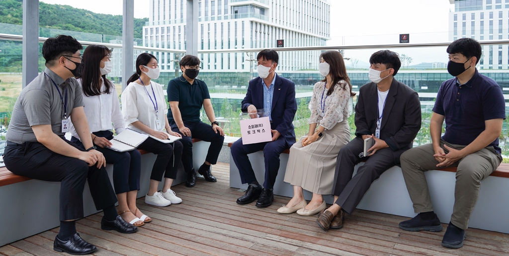 김용문 창업진흥원장과 직원들이 둘러앉아 소화재 토크박스 가지고 담소를 나누고 있다.