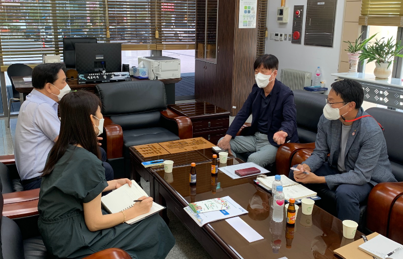 김용문 창업진흥원장이 세종지역 로컬푸드 소비촉진을 위한 세종로컬푸드(주) 싱싱장터 도담점을 방문하여 직원들과 이야기를 나누고 있다