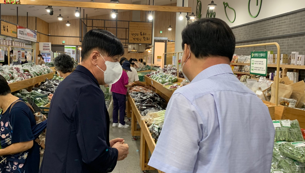 김용문 창업진흥원장이 세종지역 로컬푸드 소비촉진을 위한 세종로컬푸드(주) 싱싱장터 도담점을 방문하여 직접 매장을 살펴보고 있다