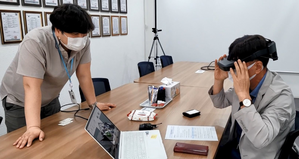 김용문 창업진흥원장(오른쪽)이 AR글래스를 착용하여 가상현실을 시연해보고 있다.