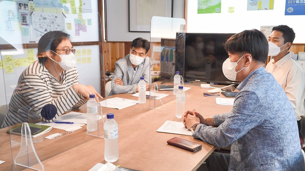 김용문 창업진흥원장과 로컬크리에이터 창업자가 대화를 하고 있는 모습