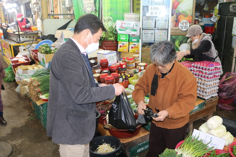 창업진흥원 정재경 기획관리본부장이 세종전통시장에서 온누리상품권을 통해 농축산물을 구매하고 있는 모습의 사진
