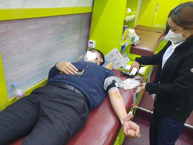 창업진흥원 임직원이 코로나19 위기극복을 위한 사랑의 헌혈캠페인에 참여하여 헌혈을 진행하는 모습의 사진