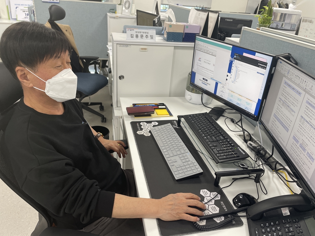 창업진흥원장이 자리에서  PC를 이용하고 있는 모습.
