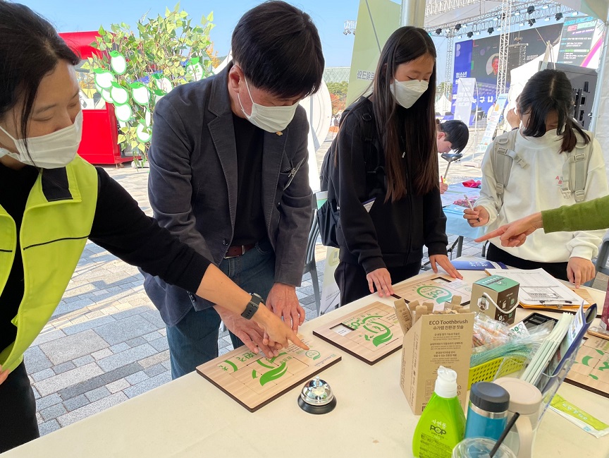 창업진흥원 원장(김용문)은 청소년비즈쿨페스티벌 참관객을 대상으로 녹색제품 마크 퍼즐을 맞추고 있는 사진