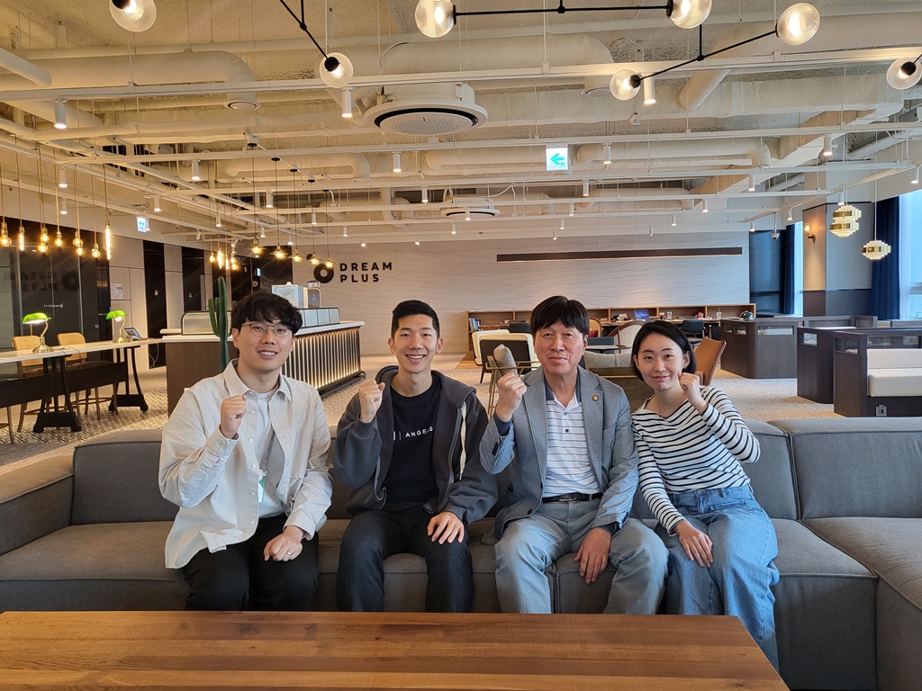 김용문 창업진흥원장과 3명의 참석자들과 함께 '아자' 포즈를 취하고 사진을 찍고있음.