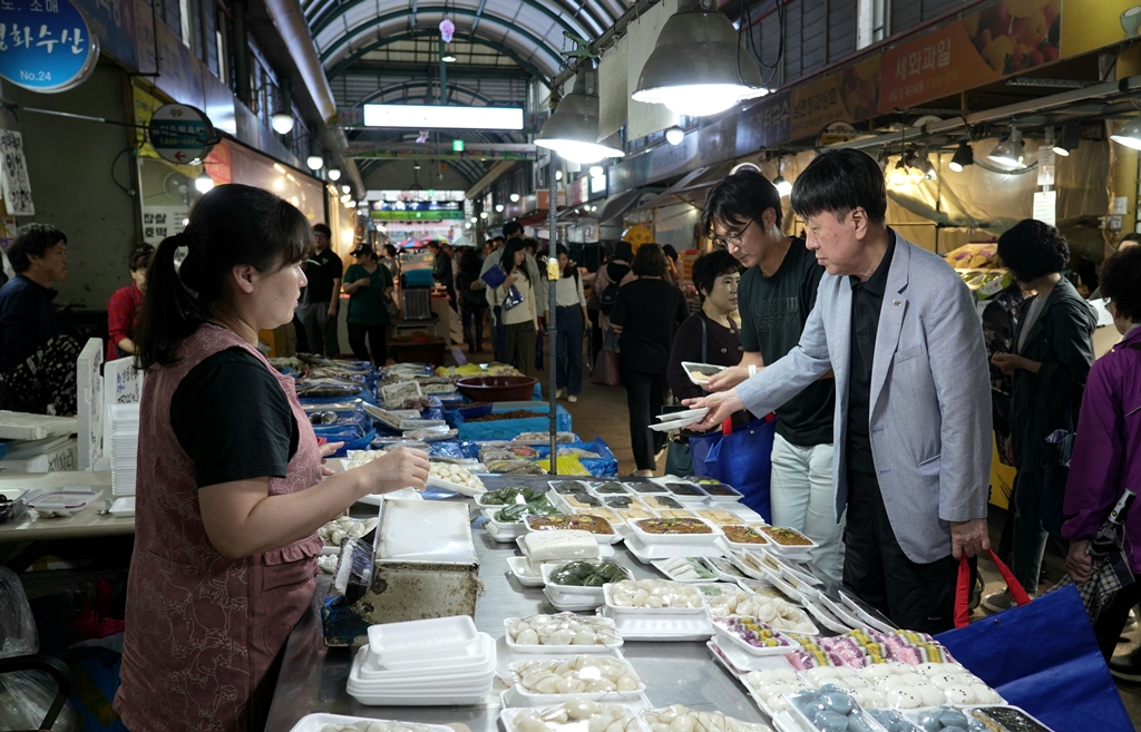 김용문 창업진흥원장은 세종전통시장에 방문하여
추석 명절 맞이 전통시장 방문 활성화 캠페인을 추진하였습니다.