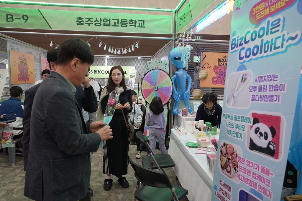 김용문 창업진흥원장은 국내 최대 청소년 창업축제인
2023년 청소년비즈쿨 페스티벌을 방문하여
참여 학생들을 격려하고 응원하였습니다.