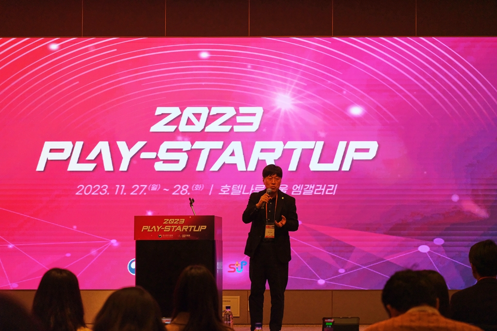 김용문 창업진흥원장은 청년 창업 지원사업 통합 IR행사인
2023 PLAY-STARTUP 행사에 참석하였습니다.
2023 PLAY-STARTUP 행사는 우수한 지역별 (청년)창업기업과
투자자의 연결의 장(長)을 마련하여 투자유치를 통한 창업기업의
스케일업을 지원하기 위한 마련된 행사입니다.