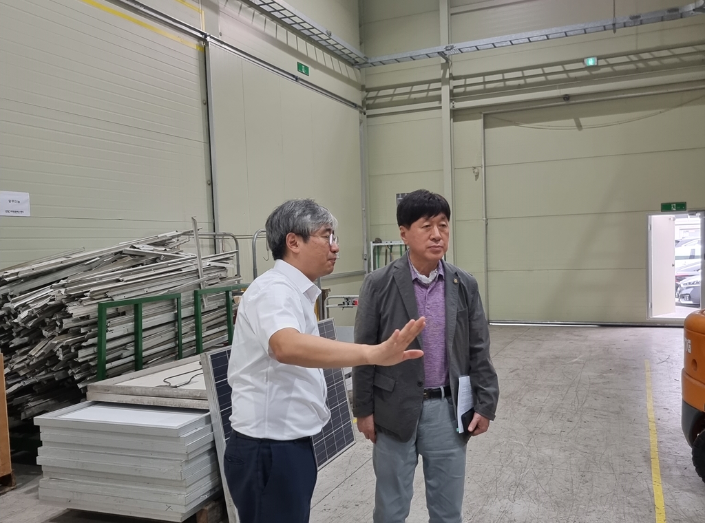 김용문 창업진흥원장은 태양광 발전시스템 및 폐모듈 재활용 스타트업
'(주)원광에스앤티'를 방문하여 규제로 겪고 있는 애로사항을 청취하고
개선방안을 함께 논의 했습니다.